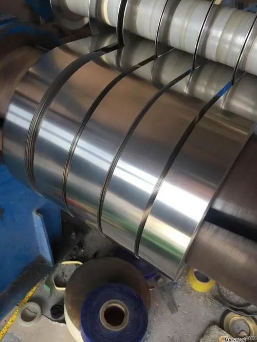 由于2205不銹鋼板比普通碳鋼的導(dǎo)熱系數(shù)低，膨脹系數(shù)高